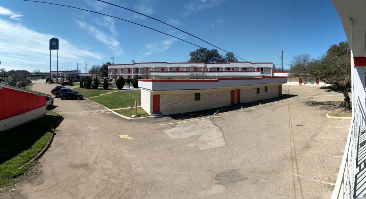 River Forest Inn Белтън Екстериор снимка