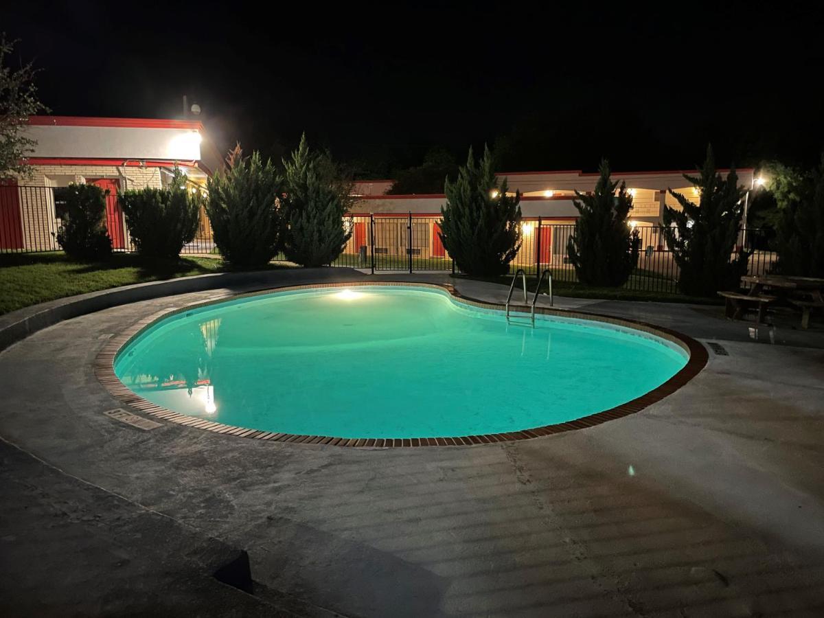 River Forest Inn Белтън Екстериор снимка