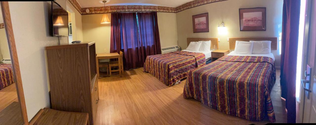 River Forest Inn Белтън Екстериор снимка