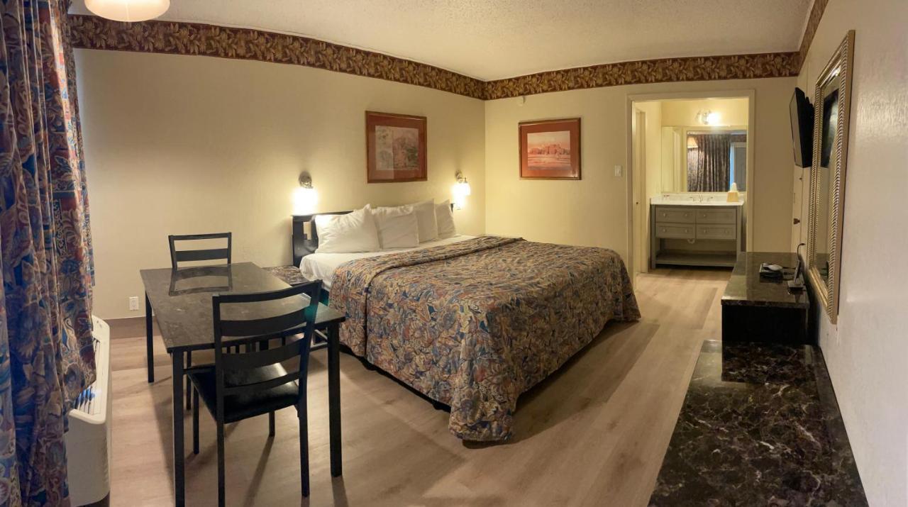 River Forest Inn Белтън Екстериор снимка