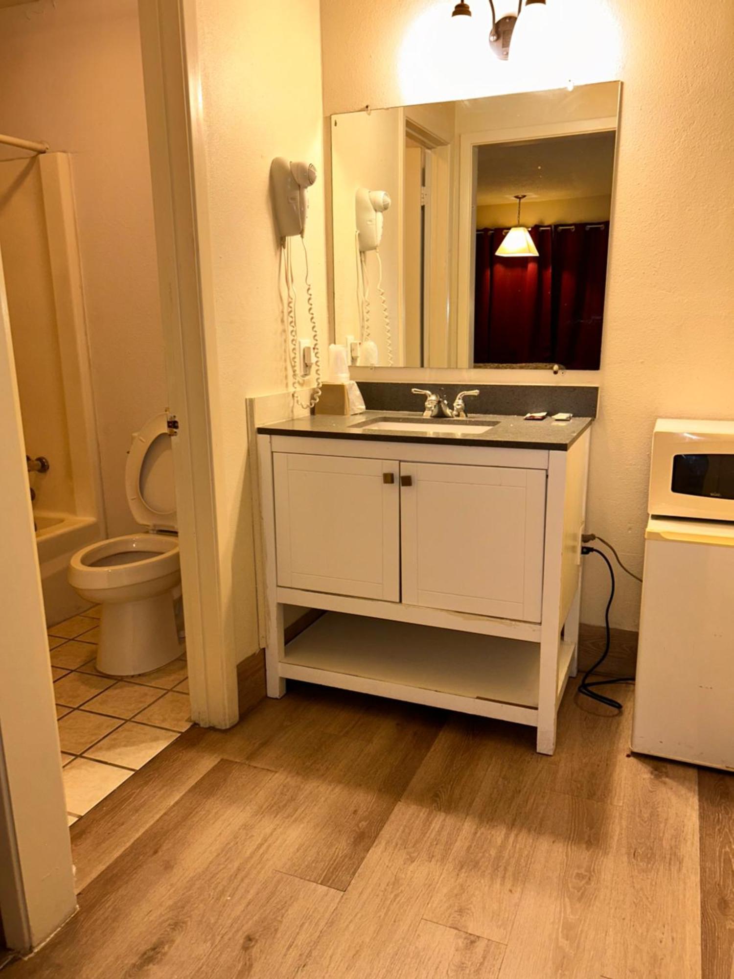 River Forest Inn Белтън Екстериор снимка