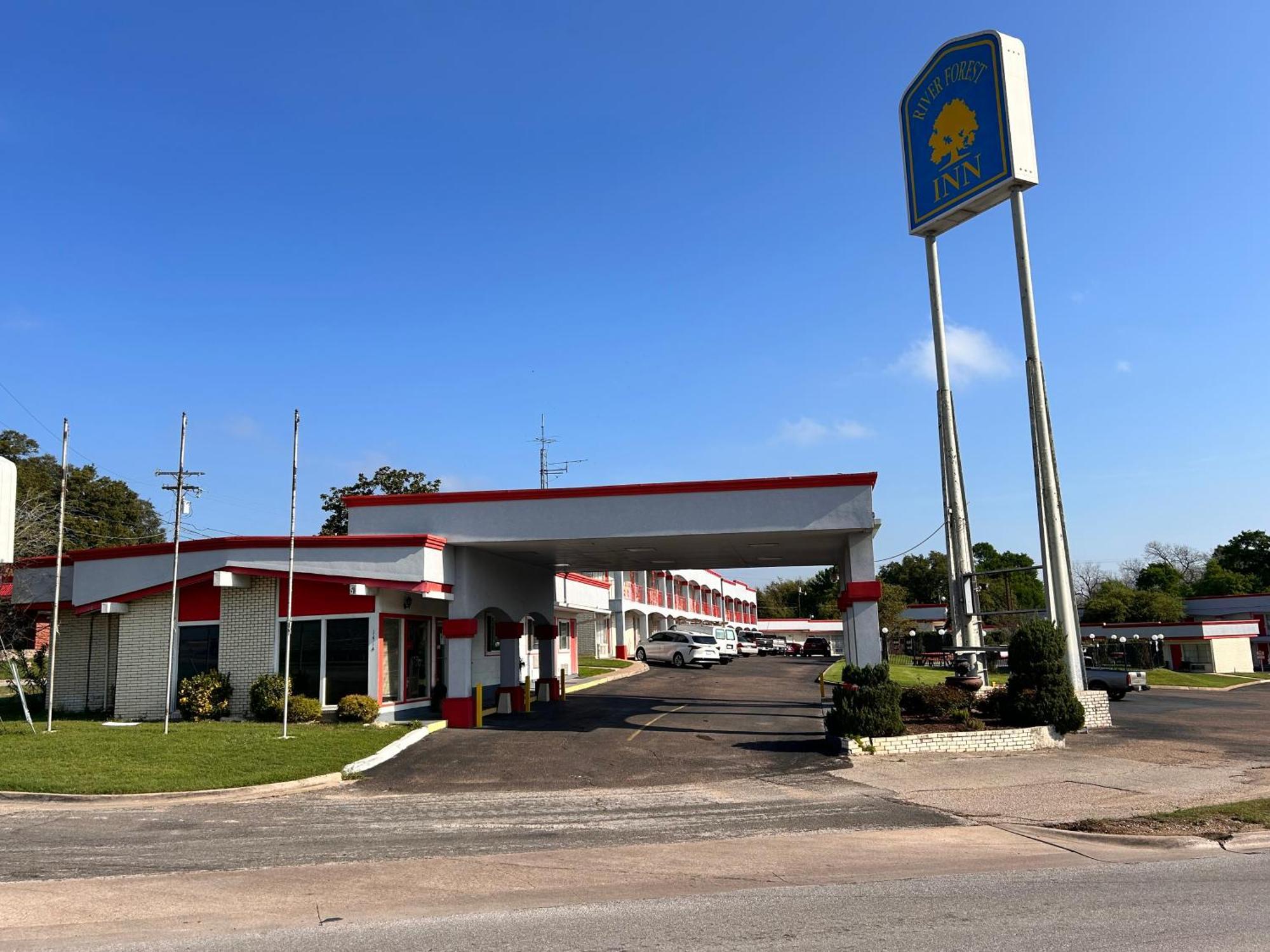 River Forest Inn Белтън Екстериор снимка