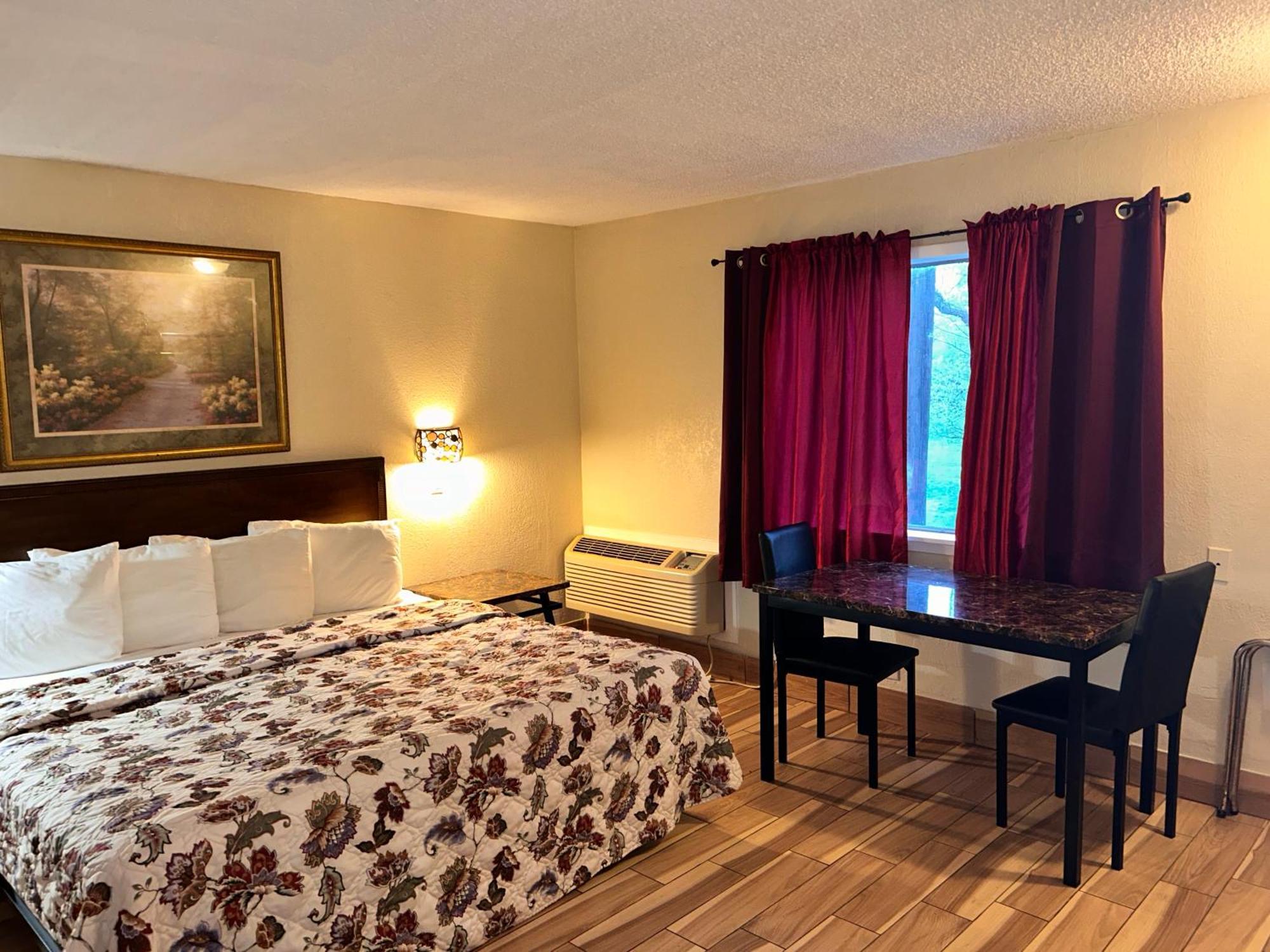 River Forest Inn Белтън Екстериор снимка