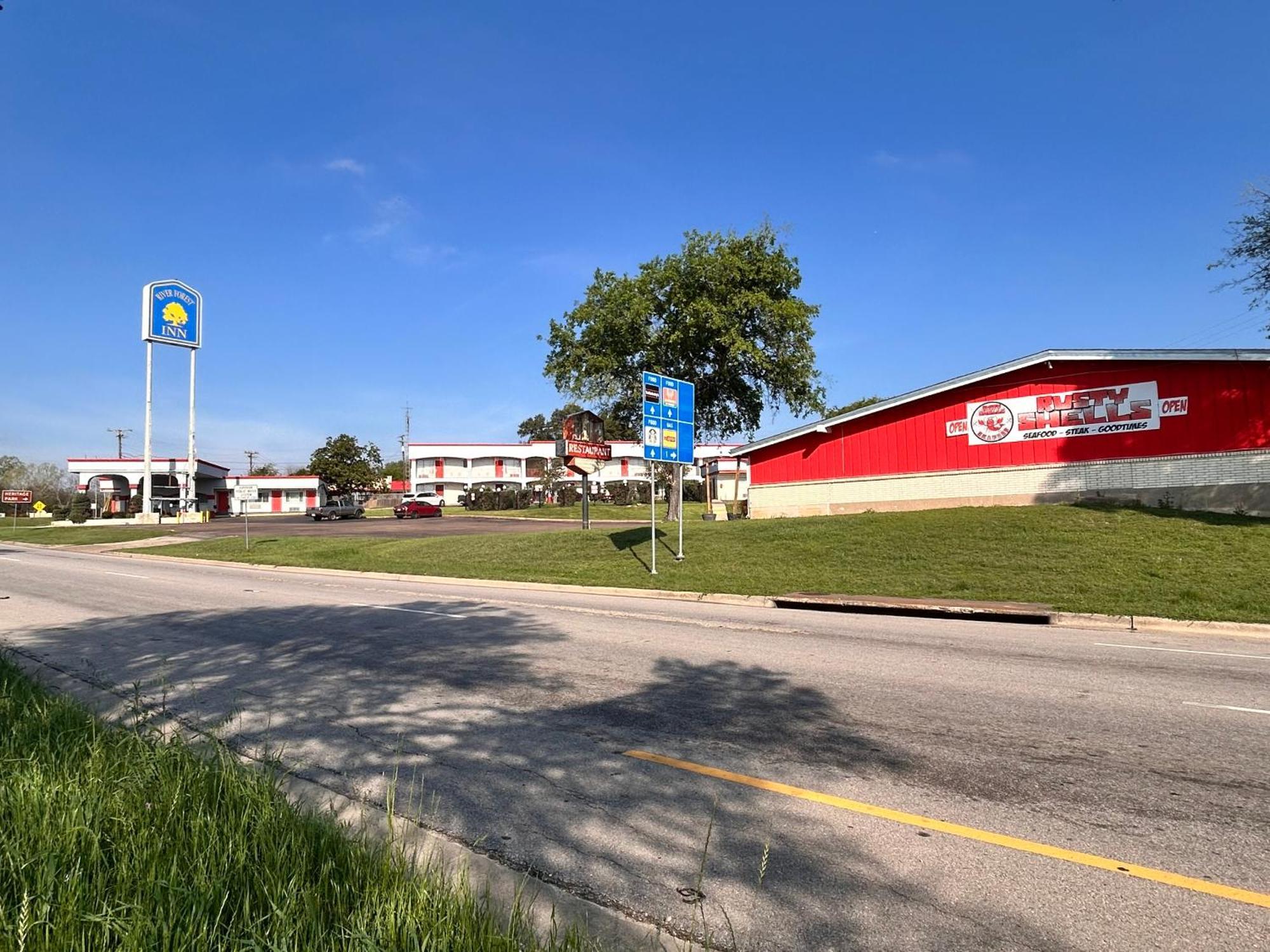 River Forest Inn Белтън Екстериор снимка