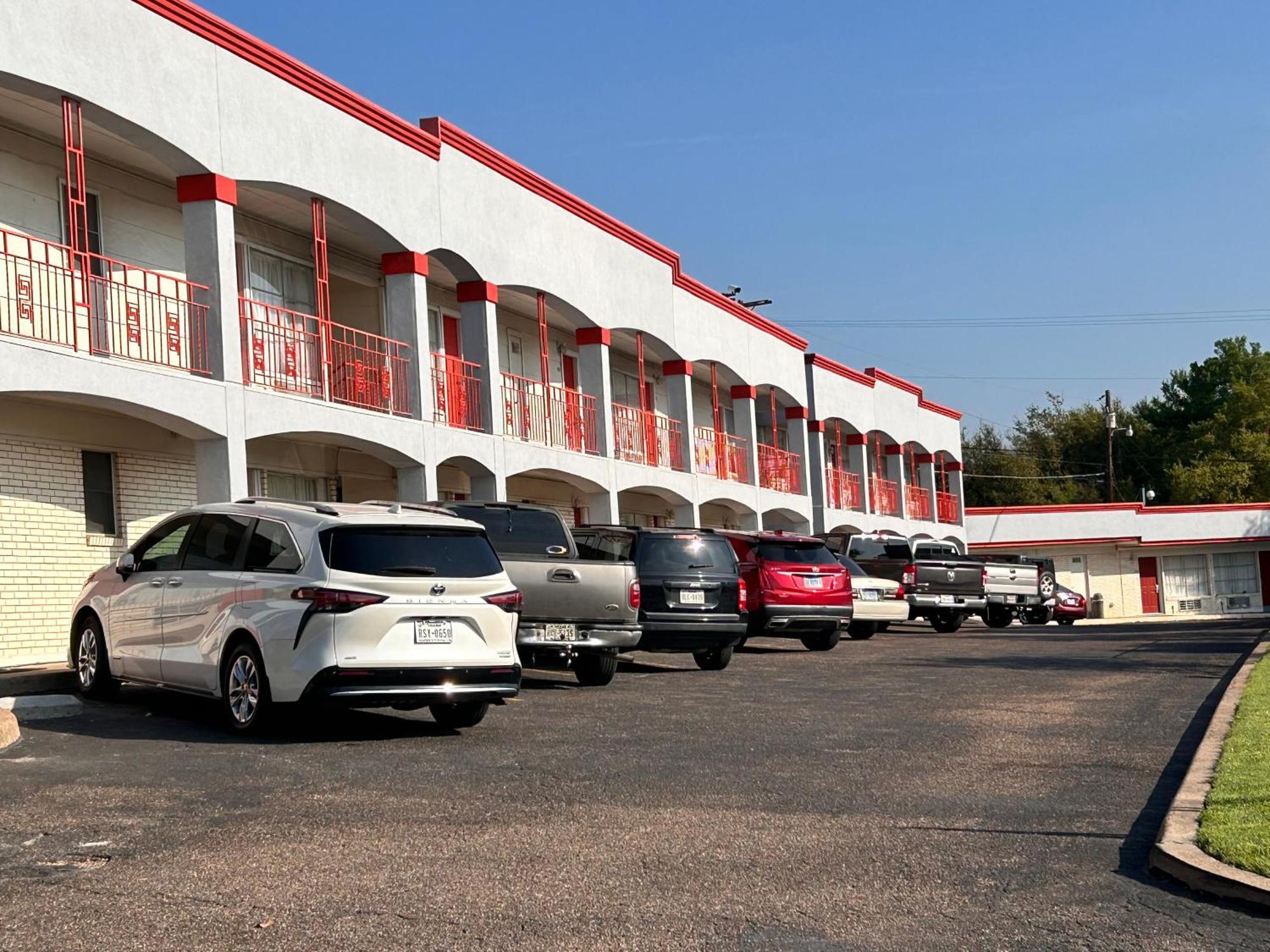 River Forest Inn Белтън Екстериор снимка