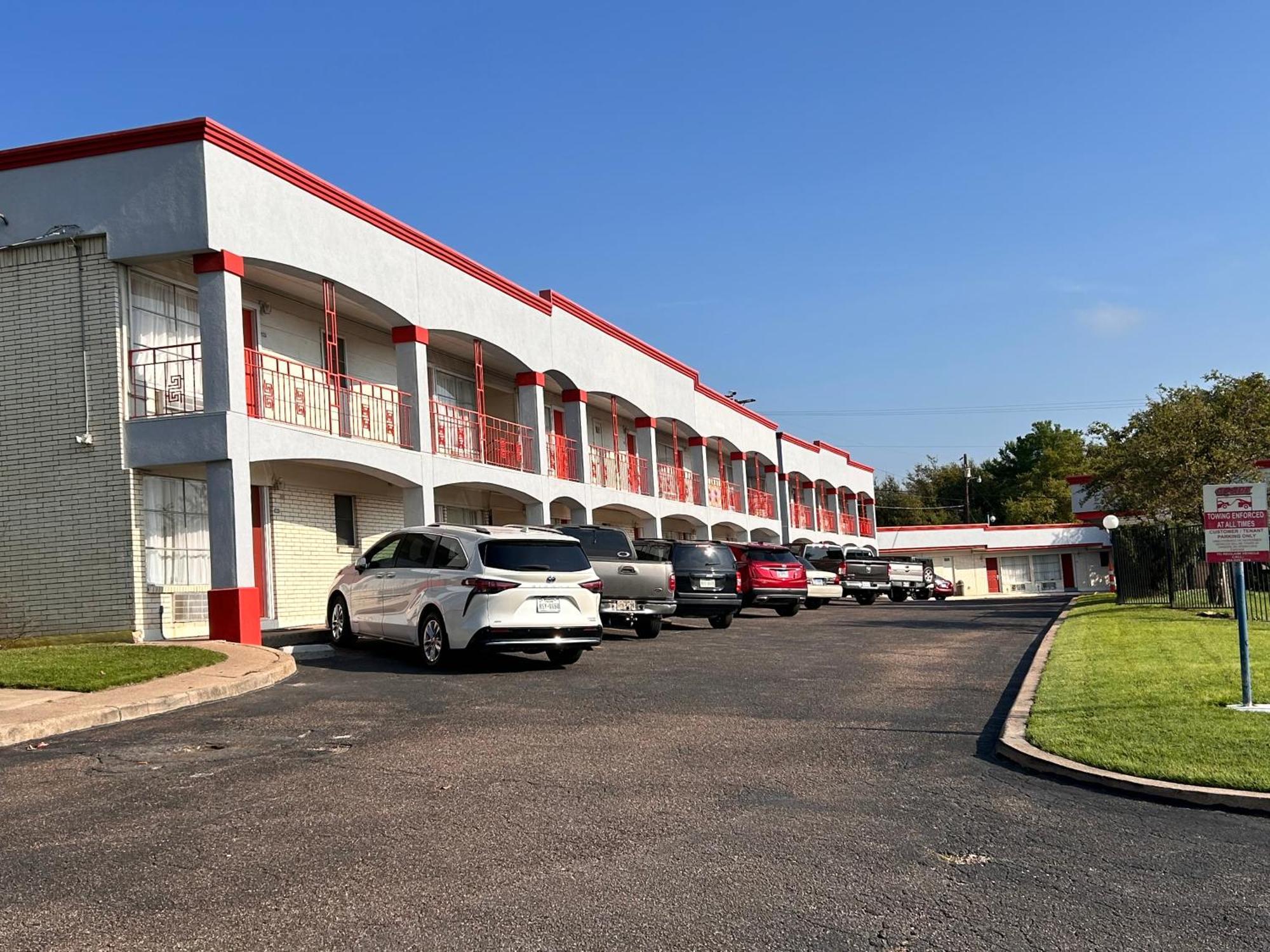 River Forest Inn Белтън Екстериор снимка